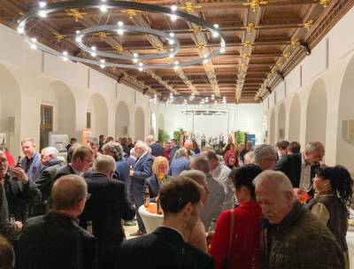 CDU-Mitglieder und interessierte Brger im intensiven Gesprch, im inoffiziellen Teil