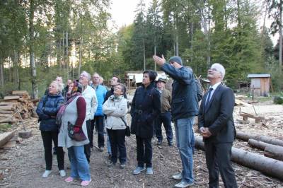 MdL Klaus Burger lsst sich den auf Campus Galli gebauten Kran erklren