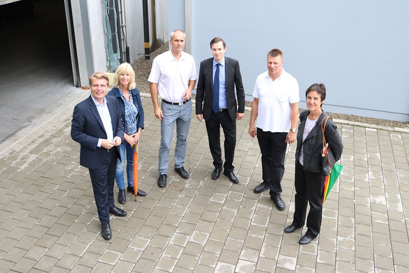 Juniorchef Johannes Bix fhrte den Abgeordneten Thomas Barei (links im Bild) durch die neue Produktionshalle. 